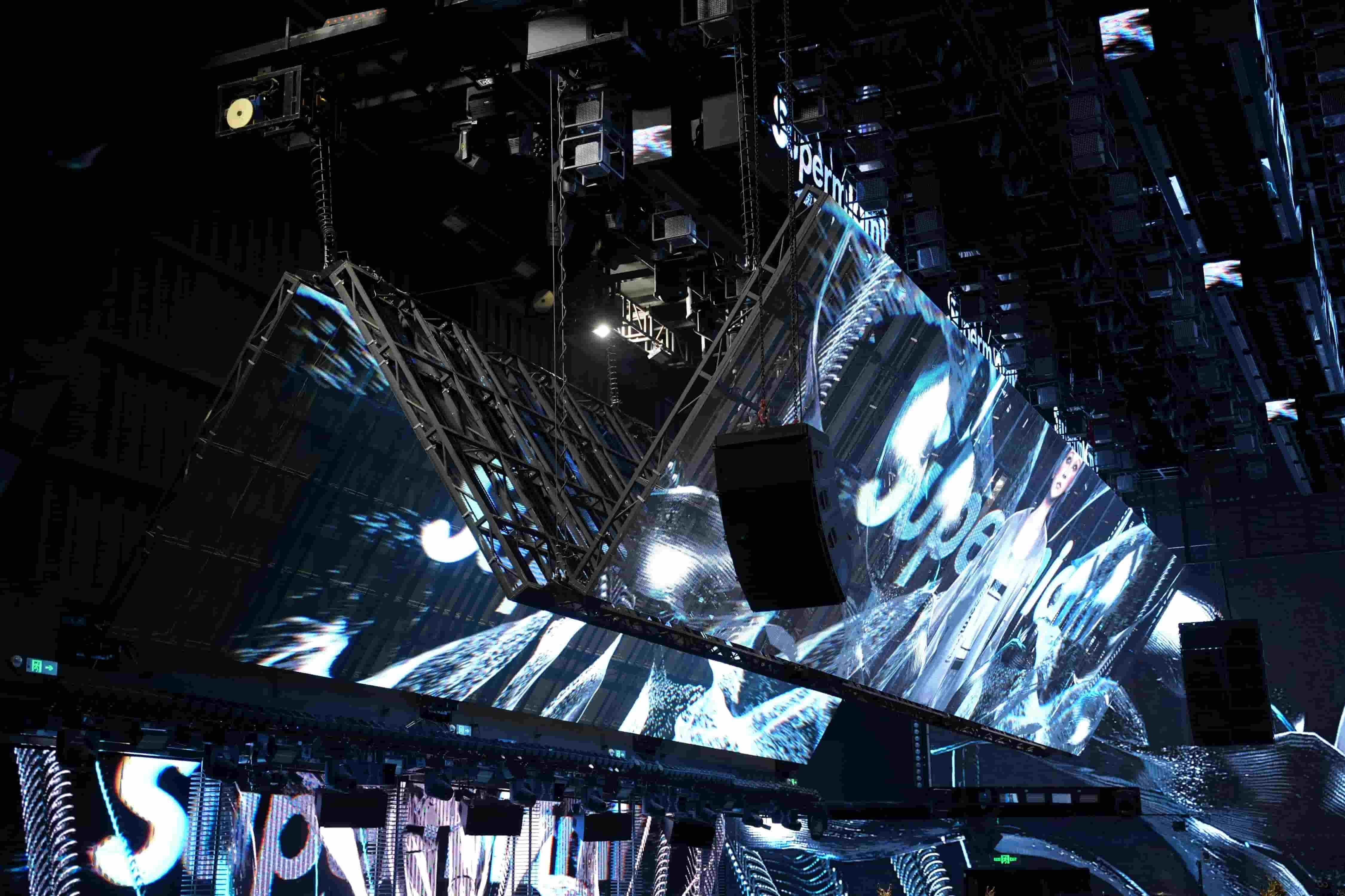 Screens slide wings open to 90°